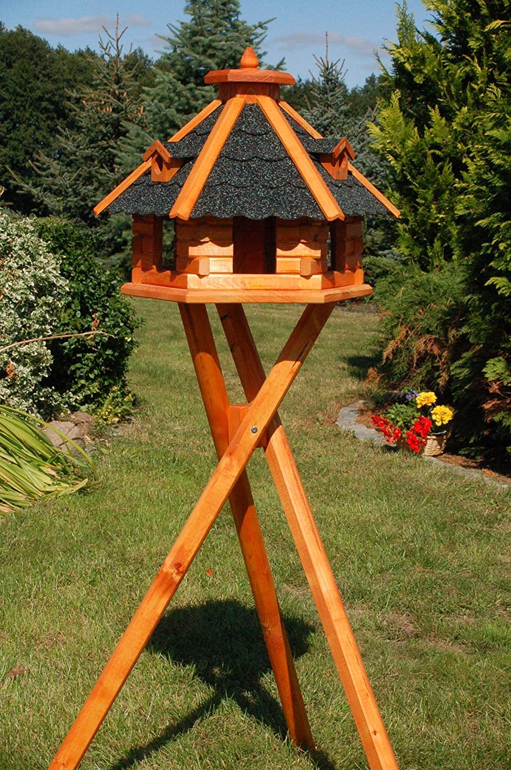 Vogelhäuschen, Vogelhaus mit Bitumschindeln, behandelt mit